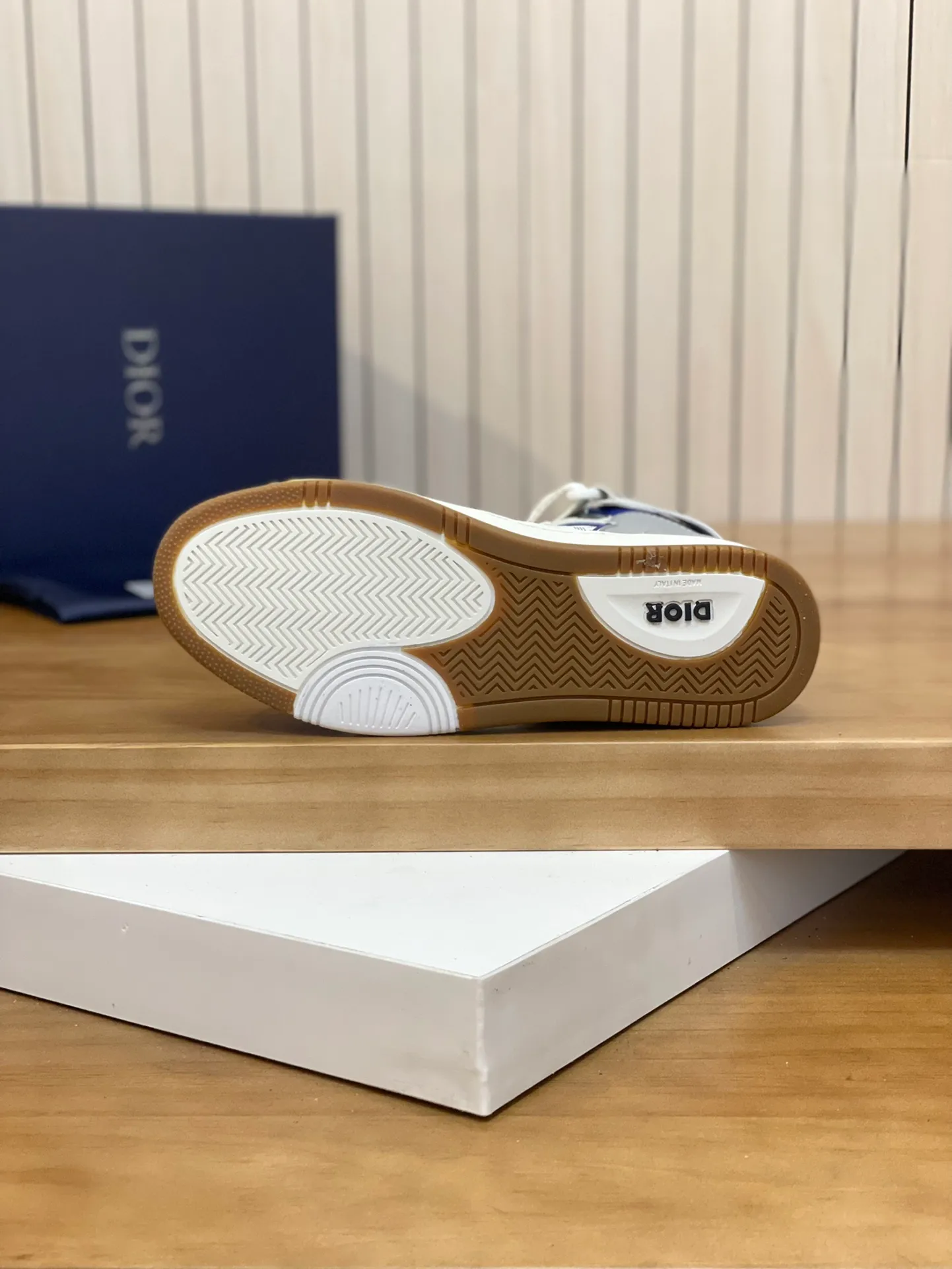 Men's shoes: 💰P460¥ Product trademark: Dior* "Dior*" high-top casual shoes Regular size: 38-44 (can be customized to 45.46) Product materials: Upper imported cowhide stitched with original fabric, breathable lining, original outsole. Number: 1006